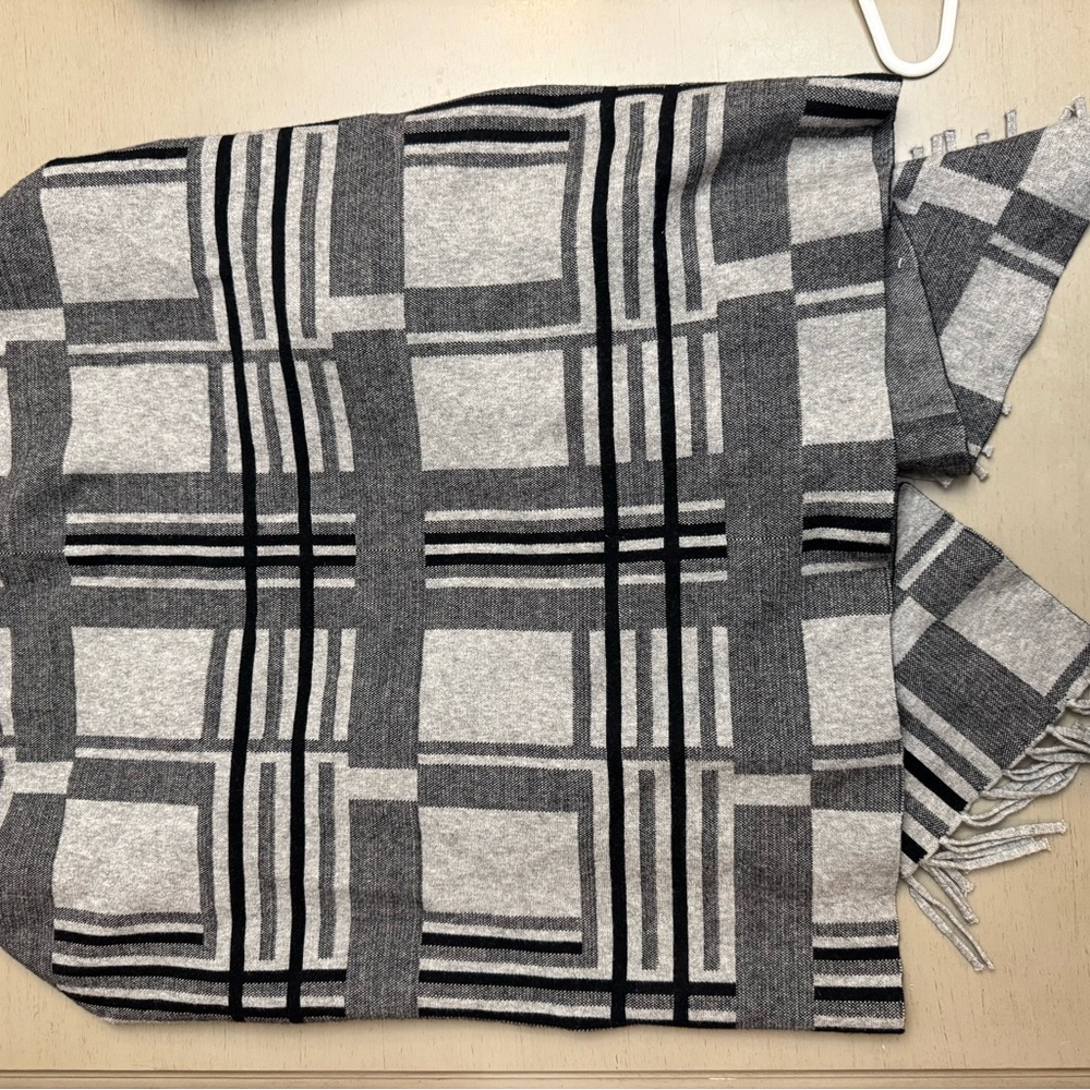 Gray and Black Plaid Women's Sweater wrap Short Sleeve with fringe EUC one size - Picture 7 of 7